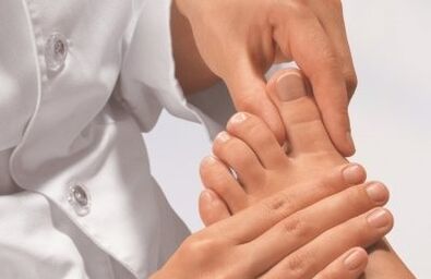 Vyšetrenie lekárových prstov s hubou nôh